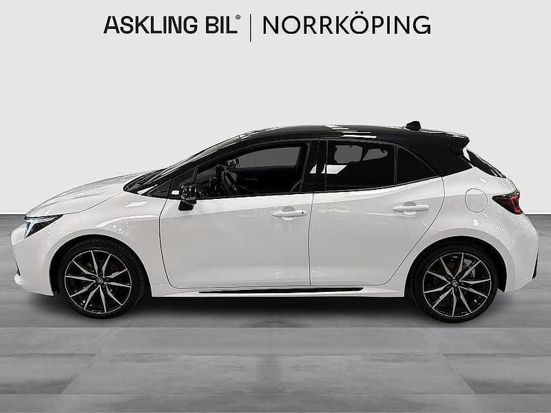 Begagnad Toyota Corolla Hybrid Sport 140 HK (102 kW) 2023 Vit Halvkombi