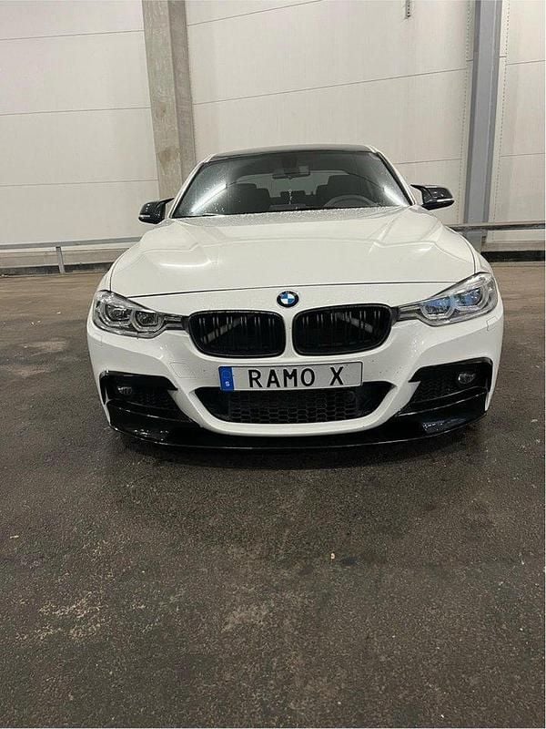 Vit Begagnad 2016 BMW 330 M Sport Sedan | 250 000 kr (Marknadspris) - Bild 1/4
