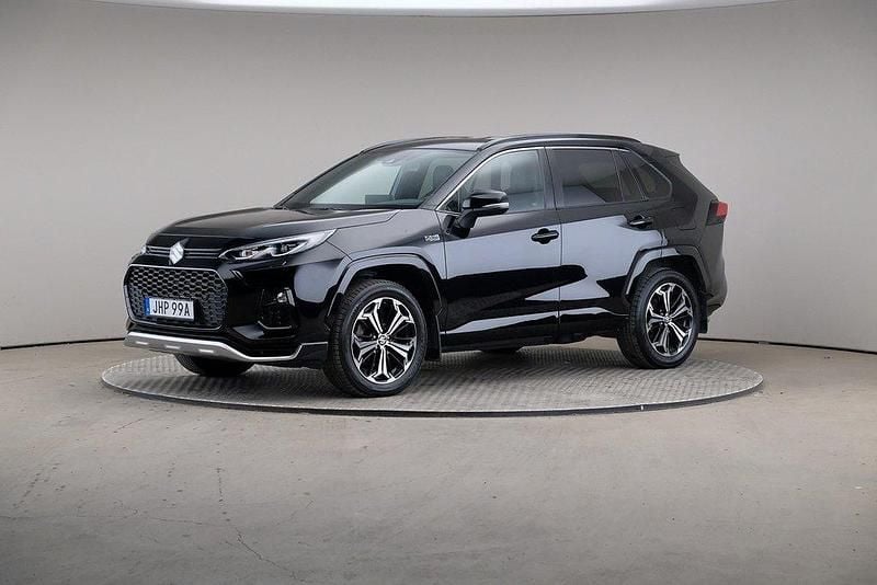 Svart Begagnad 2022 Suzuki Across SUV | 359 000 kr (Marknadspris) - Bild 1/4