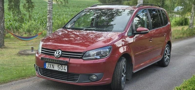 Röd Begagnad 2014 VW Touran Minibuss | 94 900 kr (Lite dyr) - Bild 1/4