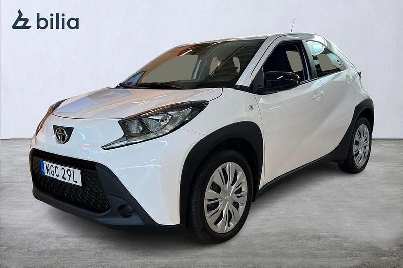 Vit Begagnad 2022 Toyota Aygo Play Halvkombi | 159 900 kr (Marknadspris) - Bild 1/4