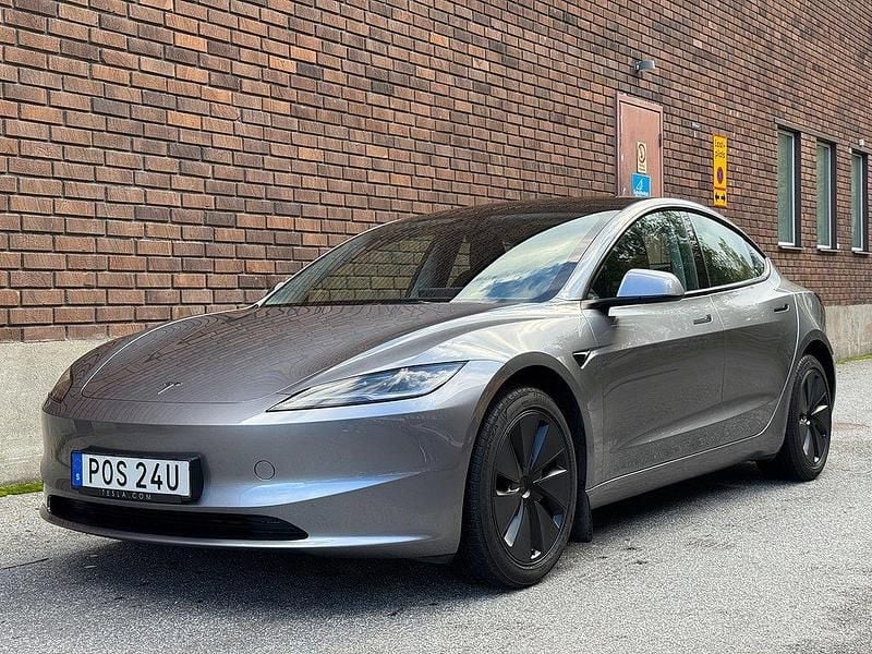 Grå Begagnad 2024 Tesla Model 3 Long Range AWD Sedan | 519 500 kr - Bild 1/4