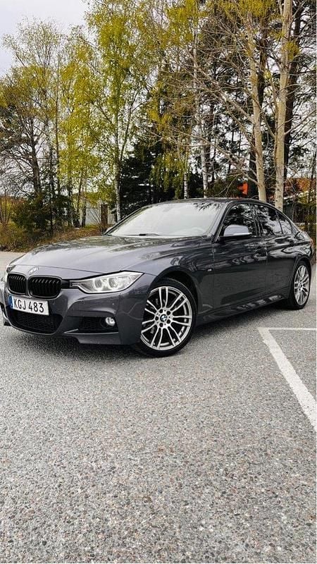Grå Begagnad 2015 BMW 320 M Sport Sedan | 168 900 kr (Marknadspris) - Bild 1/4
