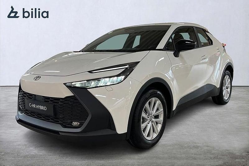 Ny 2025 Toyota C-HR Active SUV | 309 900 kr (Marknadspris) - Bild 1/4