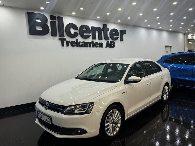 Vit Begagnad 2013 VW Jetta Hybrid Sedan | 119 900 kr - Bild 1/4