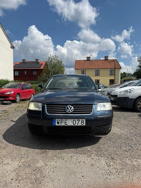 Mörkgrå Begagnad 2004 VW Passat Trendline Sedan | 19 500 kr (Superpris) - Bild 1/4