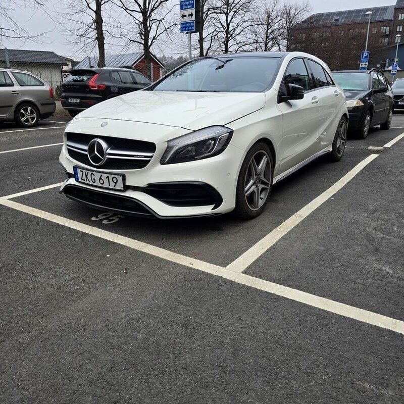 Grön Begagnad 2016 Mercedes A45 AMG AMG Halvkombi | 240 000 kr (Bra pris) - Bild 1/1