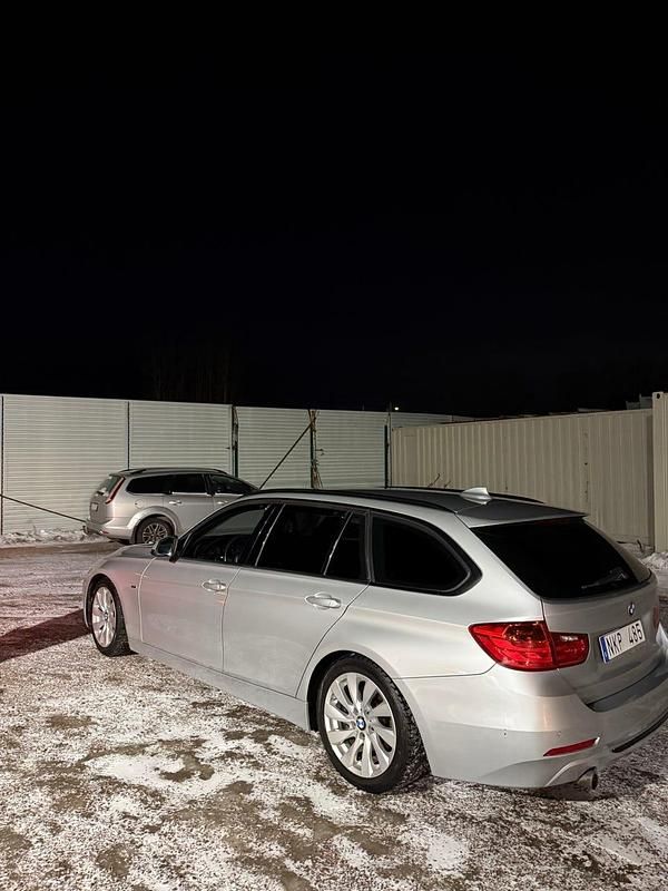 Begagnad BMW 320 Sport Line 184 HK (135 kW) 2013 Silver Kombi
