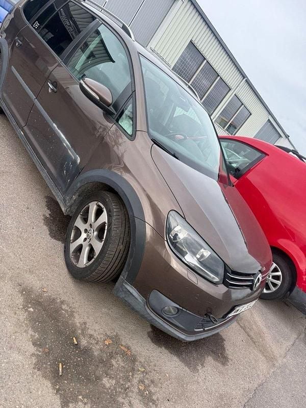 Brun Begagnad 2014 VW Touran Cross Minibuss | 49 000 kr - Bild 1/3