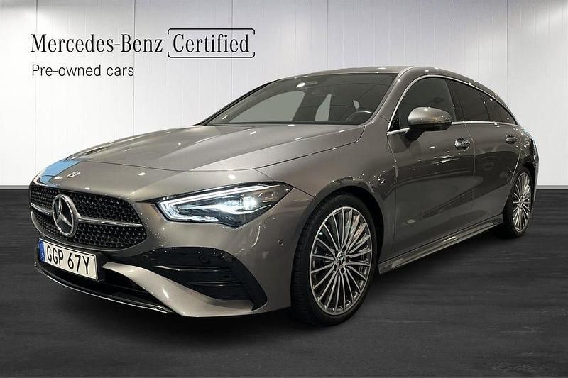 Mörkgrå Begagnad 2024 Mercedes CLA200 Shooting Brake Advanced Plus Kombi | 379 000 kr (Marknadspris) - Bild 1/4