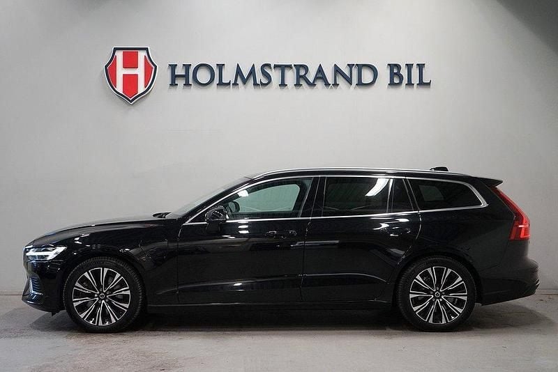 Svart Begagnad 2023 Volvo V60 Core Kombi | 374 900 kr (Marknadspris) - Bild 1/4