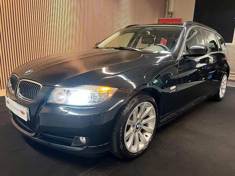 Svart Begagnad 2012 BMW 320 Kombi | 77 900 kr (Bra pris) - Bild 1/4