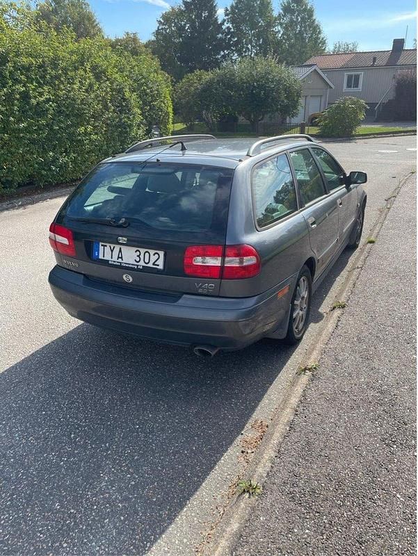 Grå Begagnad 2003 Volvo V40 Kombi | 19 500 kr (Bra pris) - Bild 1/4