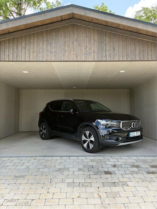 Svart Begagnad 2021 Volvo XC40 Momentum SUV | 319 900 kr (Bra pris) - Bild 1/4