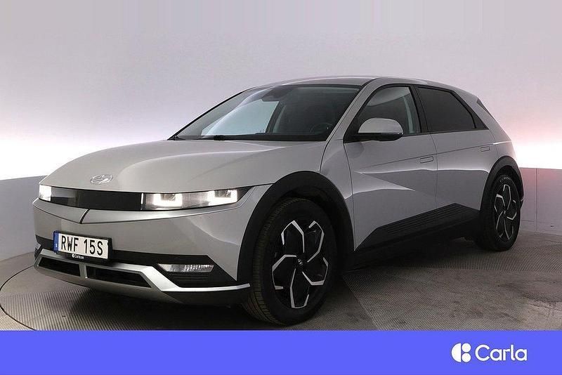 Grå Begagnad 2021 Hyundai Ioniq 5 Essential SUV | 338 900 kr (Marknadspris) - Bild 1/4