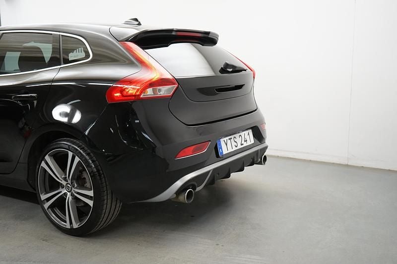 Begagnad Volvo V40 R-Design 248 HK (182 kW) 2017 Svart Halvkombi