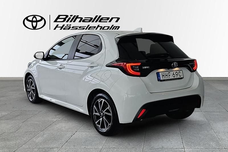 Begagnad Toyota Yaris Hybrid Active 117 HK (86 kW) 2022 Vit Halvkombi