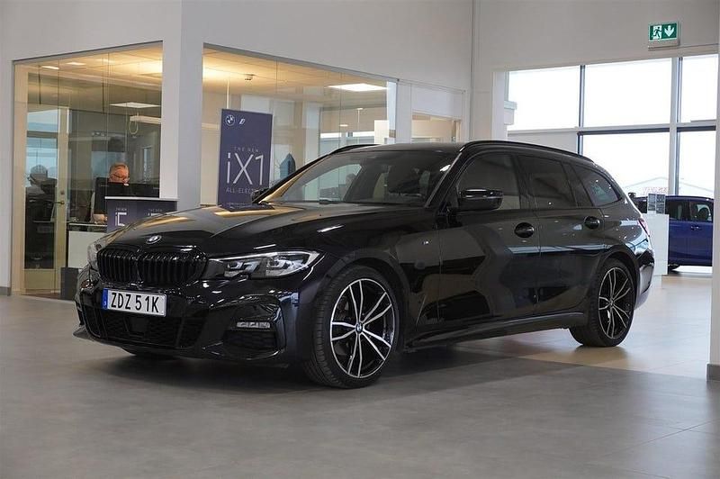 Svart Begagnad 2020 BMW 320 M Sport Kombi | 359 800 kr (Dyr) - Bild 1/4