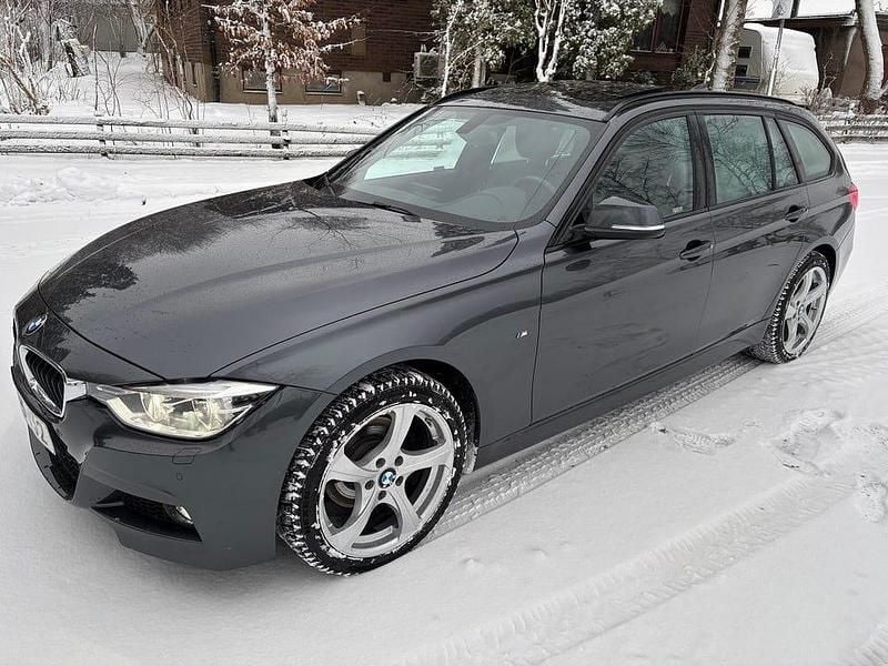 Grå Begagnad 2019 BMW 320 M Sport Kombi | 269 900 kr (Marknadspris) - Bild 1/4