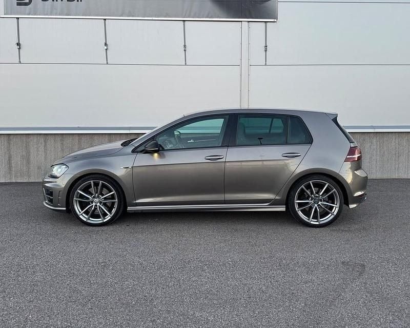 Grå Begagnad 2014 VW Golf VII R Halvkombi | 179 000 kr (Marknadspris) - Bild 1/4