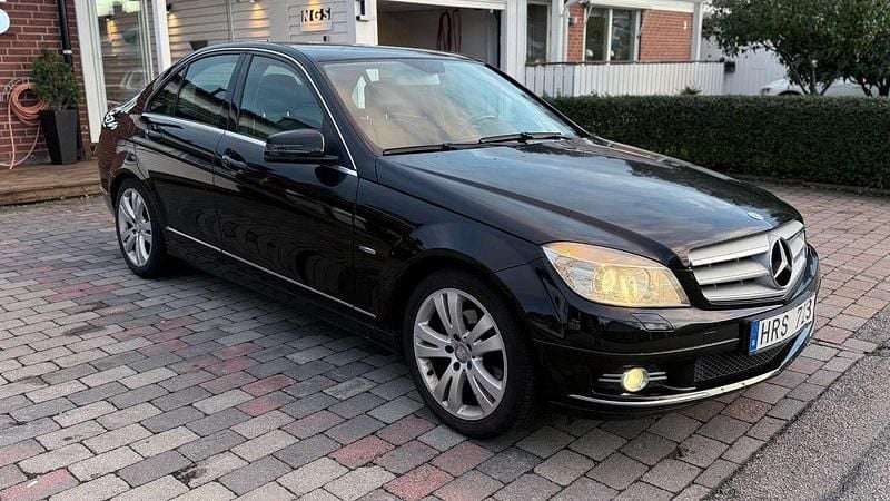 Svart Begagnad 2009 Mercedes C180 Sedan | 79 500 kr (Marknadspris) - Bild 1/4