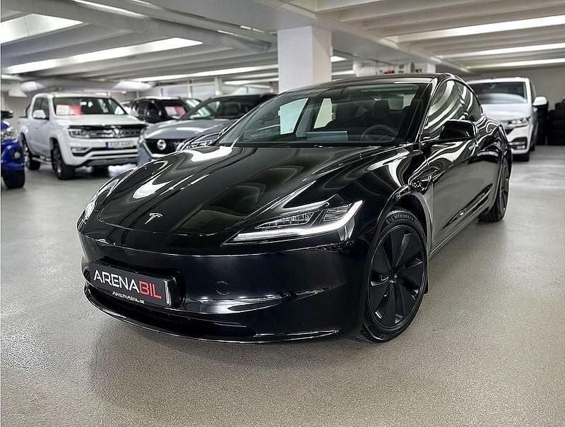 Svart Begagnad 2024 Tesla Model 3 Long Range AWD Sedan | 499 900 kr - Bild 1/4