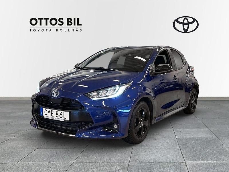 Mörkblå Begagnad 2023 Toyota Yaris Hybrid Style Halvkombi | 279 000 kr (Marknadspris) - Bild 1/4