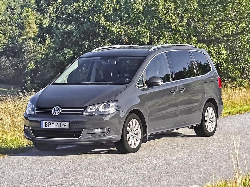 Grå Begagnad 2014 VW Sharan Minibuss | 108 000 kr (Marknadspris) - Bild 1/4