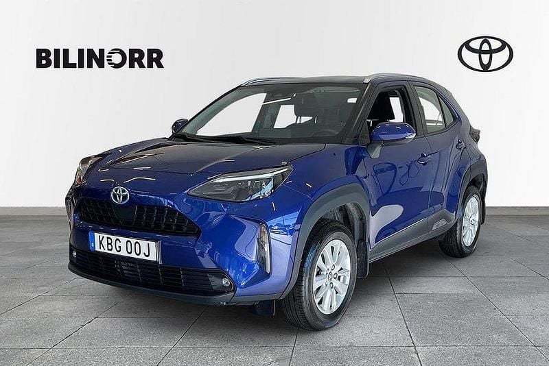 Mörkblå Begagnad 2022 Toyota Yaris Cross Active SUV | 289 900 kr (Marknadspris) - Bild 1/4