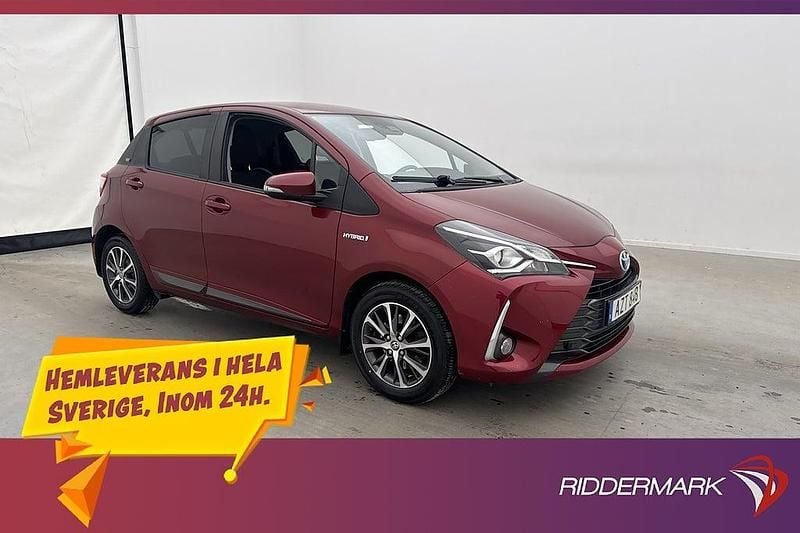 Röd Begagnad 2019 Toyota Yaris Hybrid Halvkombi | 168 800 kr (Marknadspris) - Bild 1/3