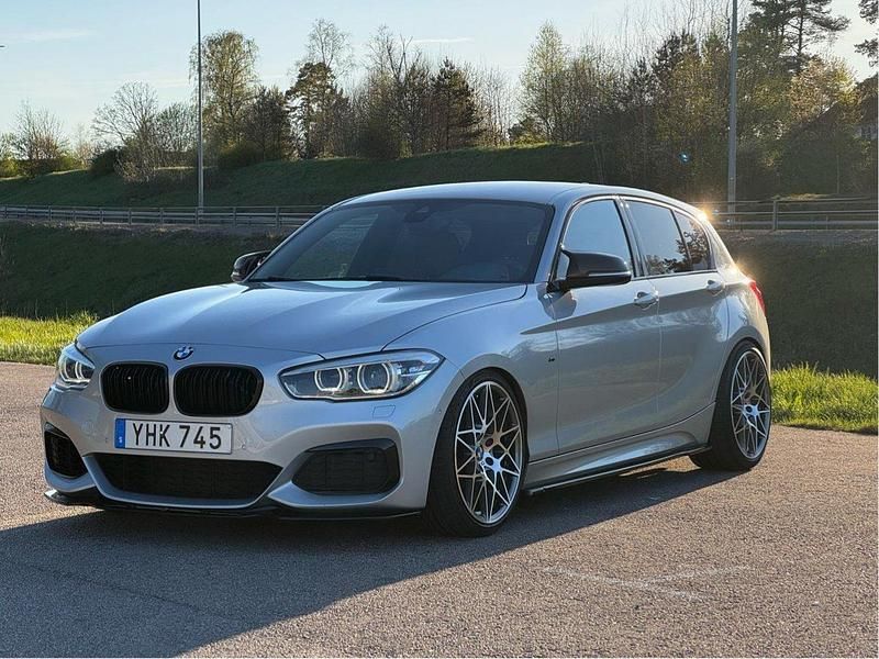 Silver Begagnad 2017 BMW M140 M Performance Halvkombi | 349 000 kr (Bra pris) - Bild 1/4