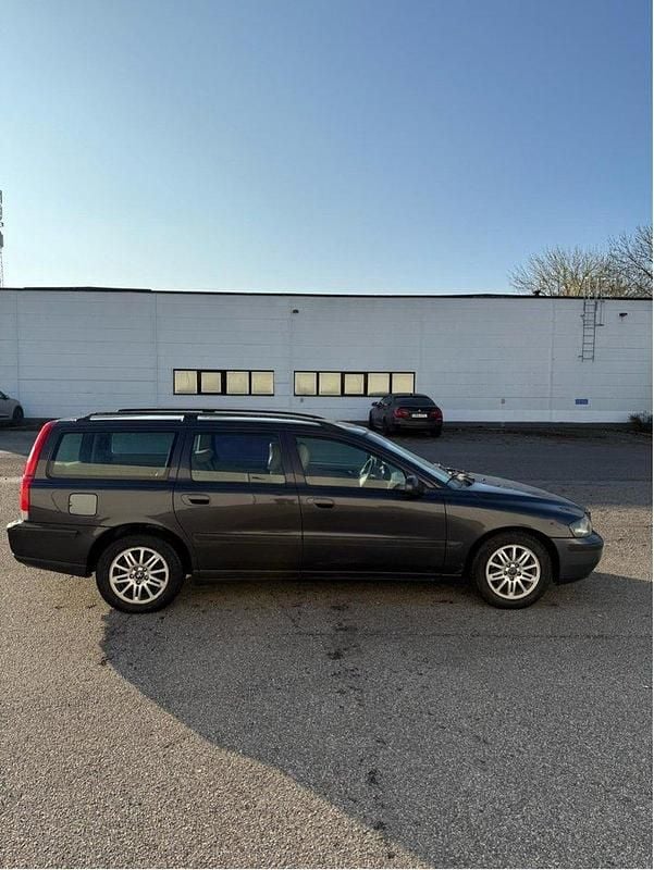 Grå Begagnad 2002 Volvo V70 Kombi | 15 000 kr (Superpris) - Bild 1/4