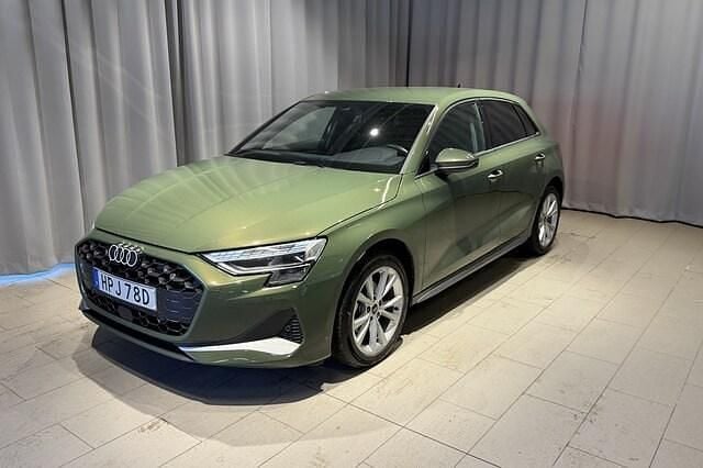 Begagnad Audi A3 Advanced Plus 151 HK (111 kW) 2024 Distriktgrön metallic Halvkombi
