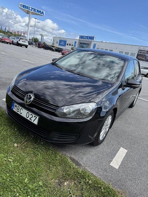 Svart Begagnad 2012 VW Golf VII Halvkombi | 74 950 kr (Bra pris) - Bild 1/4