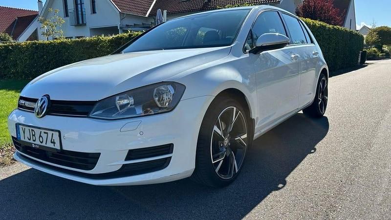 Begagnad VW Golf VII 110 HK (80 kW) 2017 Vit Halvkombi