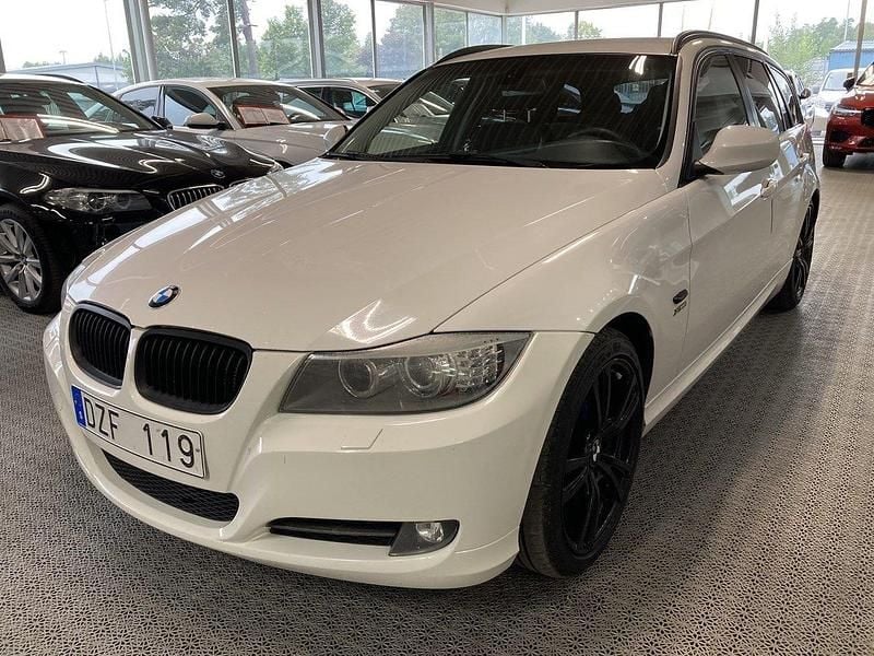 Vit Begagnad 2012 BMW 320 Kombi | 94 900 kr (Marknadspris) - Bild 1/4