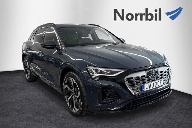 Blå Begagnad 2023 Audi Q8 e-tron S-Line SUV | 729 000 kr (Marknadspris) - Bild 1/4