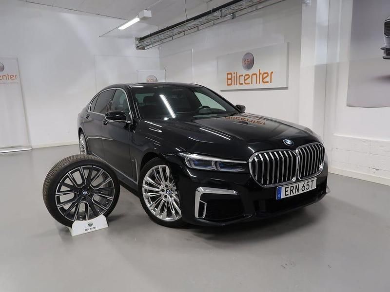 Svart Begagnad 2021 BMW 745 M Sport Sedan | 639 900 kr - Bild 1/3