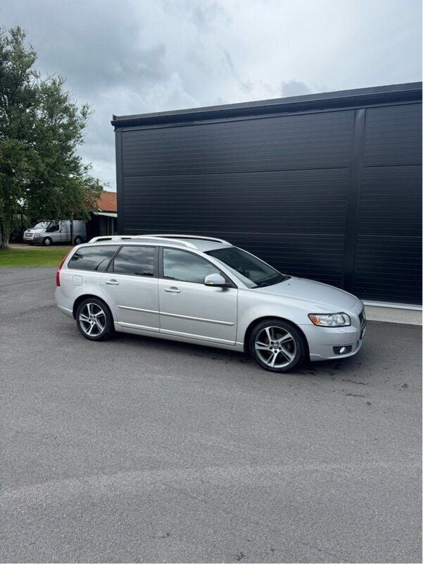Grå Begagnad 2012 Volvo V50 Momentum Kombi | 49 000 kr (Marknadspris) - Bild 1/4