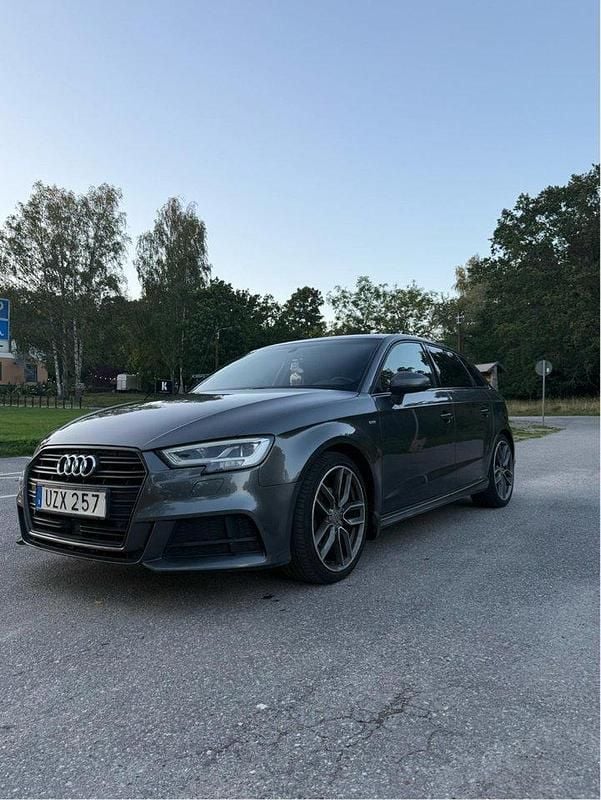 Grå Begagnad 2019 Audi A3 Sportback S-Line Halvkombi | 219 000 kr (Lite dyr) - Bild 1/4