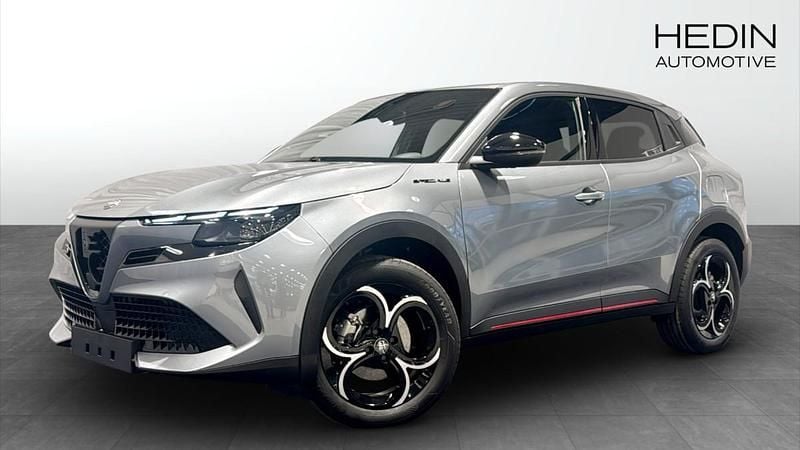 Grå (grey) Begagnad 2024 Alfa Romeo GT Junior Edizione Speciale SUV | 378 800 kr - Bild 1/4