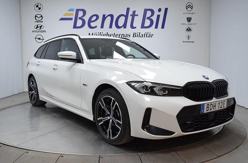 Vit Begagnad 2022 BMW 330e M Sport Kombi | 389 500 kr (Dyr) - Bild 1/3