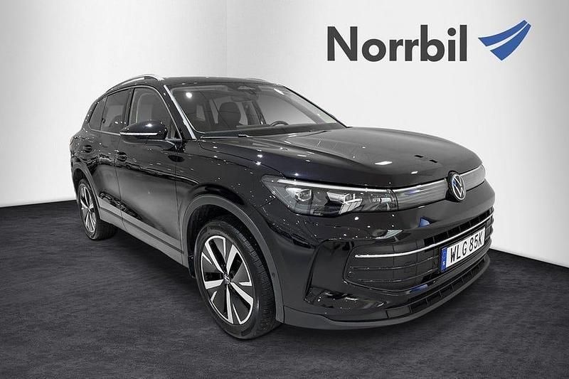 Svart Begagnad 2024 VW Tiguan Edition SUV | 469 900 kr (Dyr) - Bild 1/4