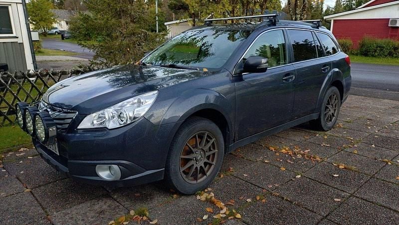 Grå Begagnad 2012 Subaru Outback Exclusive+ SUV | 99 000 kr (Bra pris) - Bild 1/4