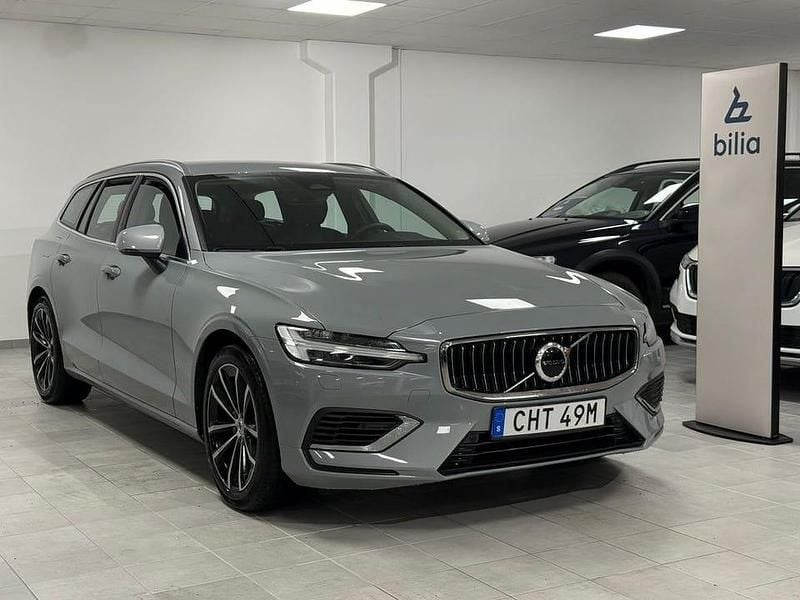 Grå Begagnad 2024 Volvo V60 Plus Kombi | 429 900 kr (Lite dyr) - Bild 1/4