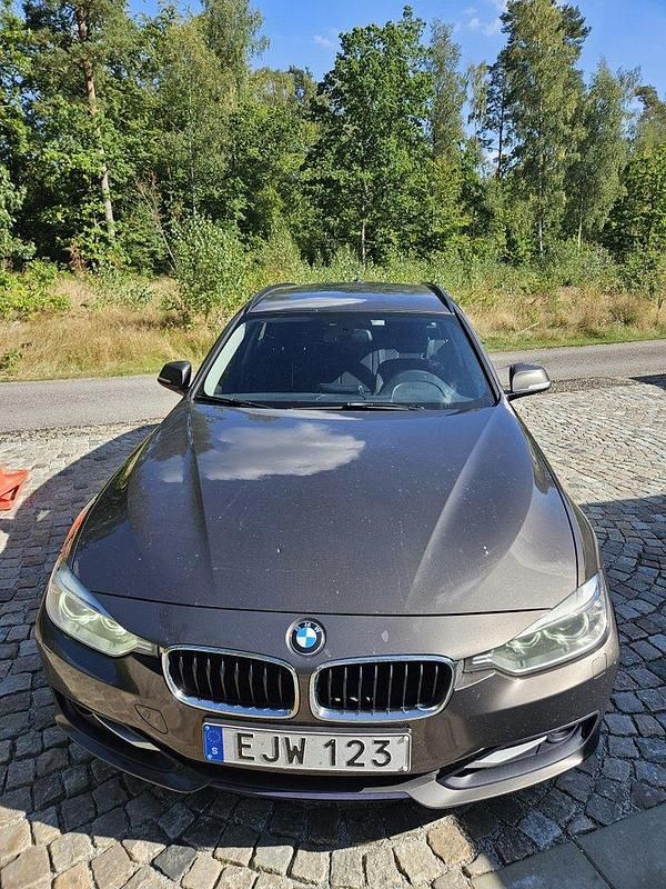 Brun Begagnad 2013 BMW 320 Sport Line Kombi | 99 000 kr (Bra pris) - Bild 1/4