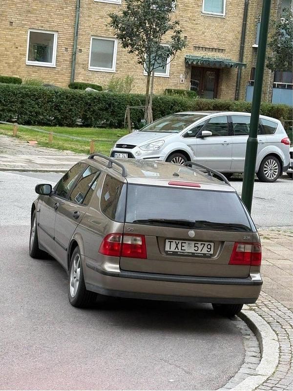 Brun Begagnad 2003 Saab 9-5 Linear Kombi | 17 000 kr (Marknadspris) - Bild 1/4