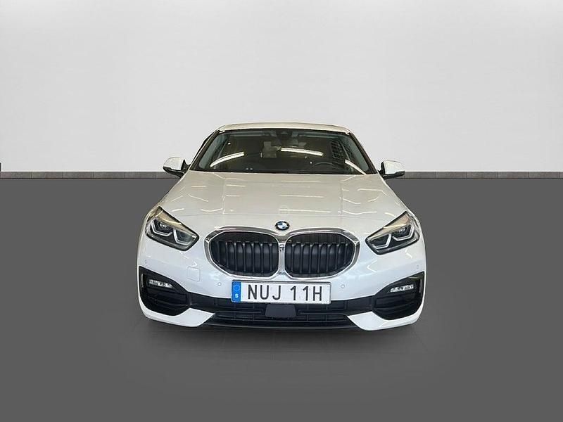 Begagnad BMW 118 Sport Line 136 HK (100 kW) 2021 Vit Halvkombi