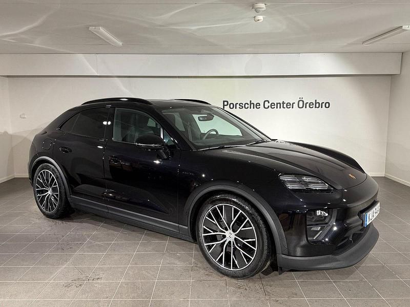 Svart (jet black metallic) Ny 2025 Porsche Macan SUV | 989 000 kr - Bild 1/4