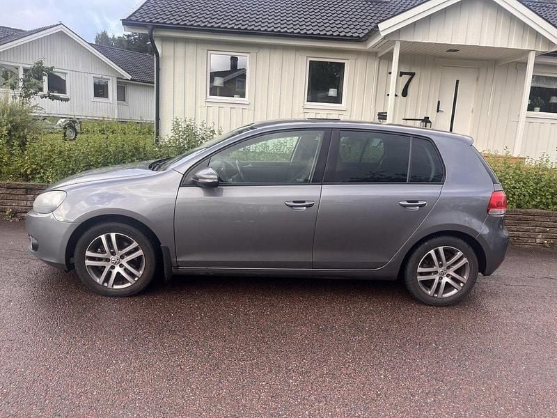 Grå Begagnad 2011 VW Golf VI Halvkombi | 50 000 kr (Bra pris) - Bild 1/3